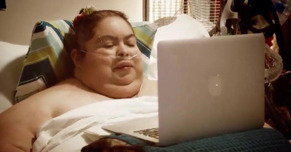  Cindy Vela sits in her bed with her laptop