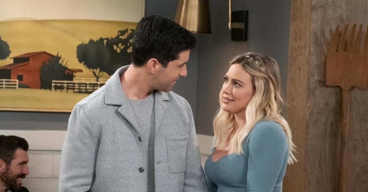 Josh Peck and Hilary Duff exchange seductive looks at a restaurant in 'HIMYF'.