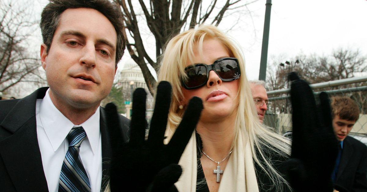 (l-r): Howard K. Stern and Anna Nicole Smith outside of court.