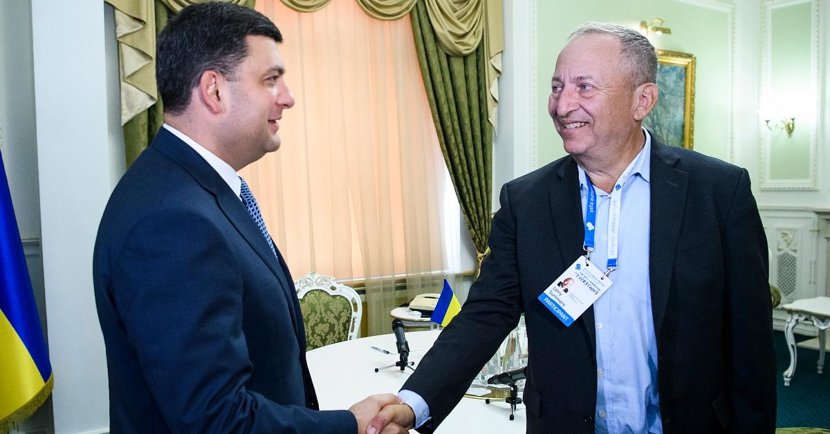 Larry Summers (R) shakes the hand of former Ukraine Prime Minister Volodymyr Groysman (L)