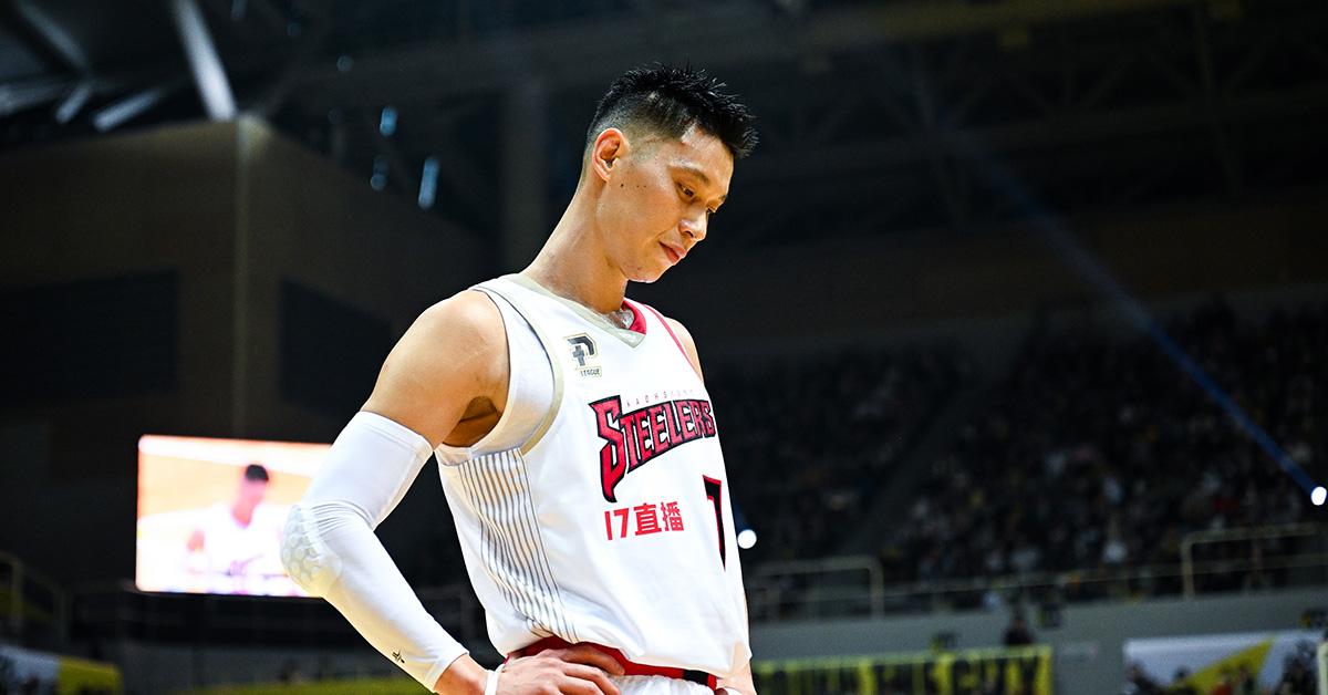 Jeremy Lin in a Steelers jersey playing in the CBA. 