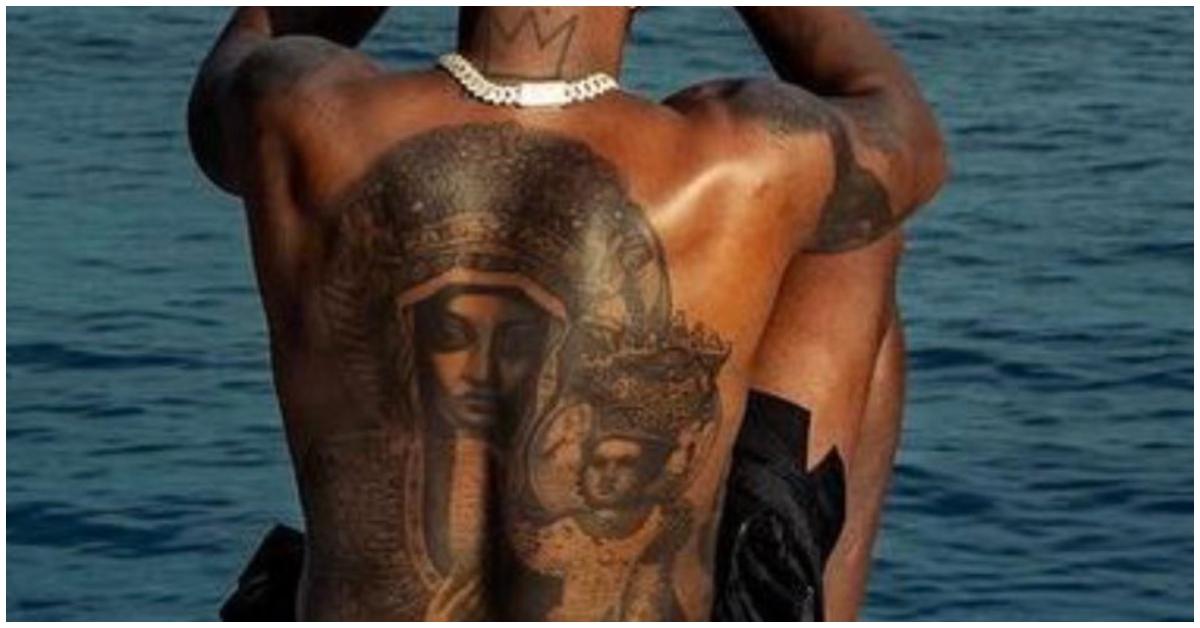 Diddy posing with his back tattoo