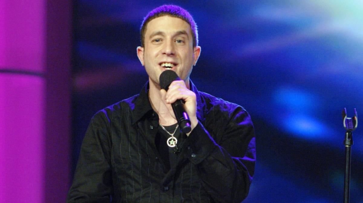 Elliott Yamin during a performance on American Idol.
