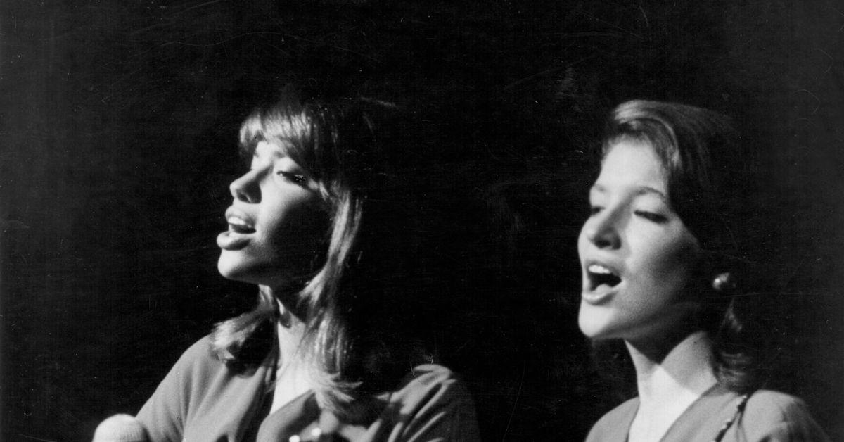 (l-r): Carly Simon and Lucy Simon performing a song together in the 1960s.