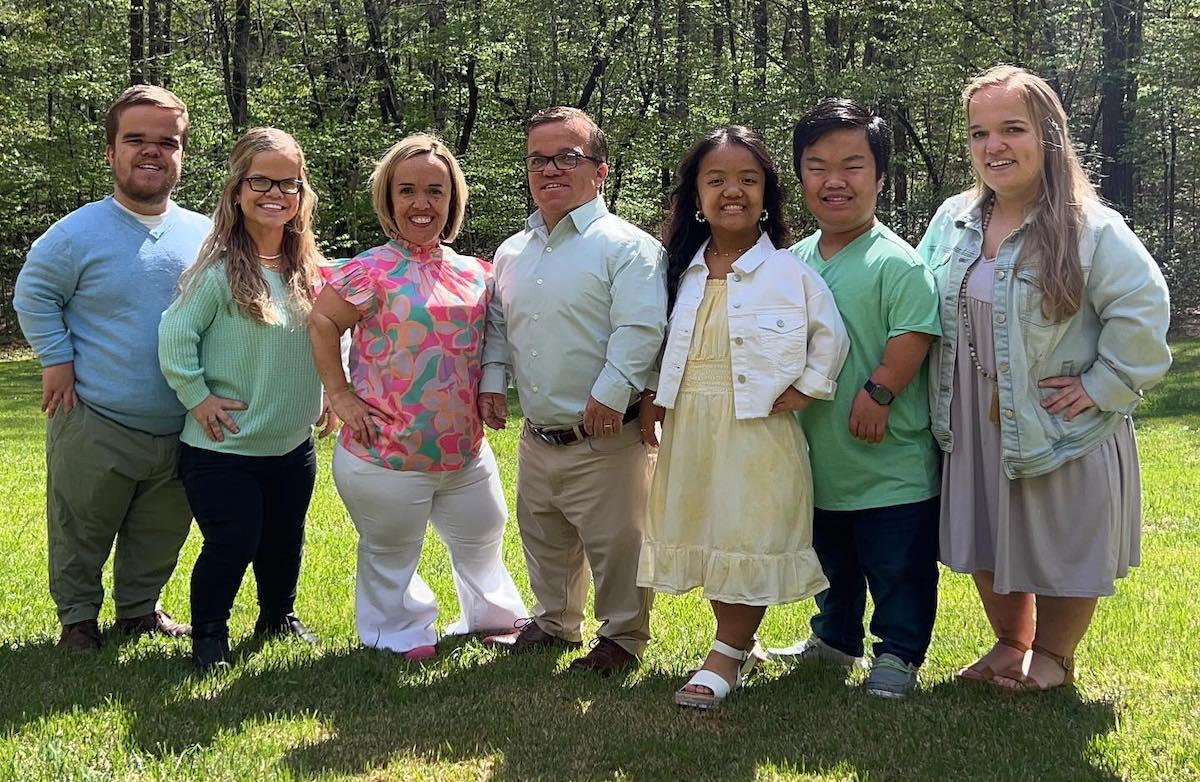 The '7 Little Johnstons' family posing together