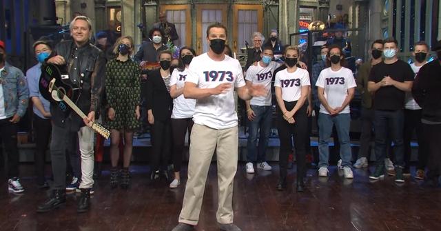 The cast and host of 'SNL' wearing "1973" shirts