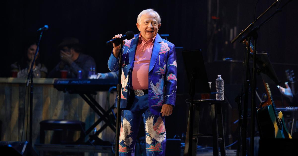 Leslie Jordan performing onstage.