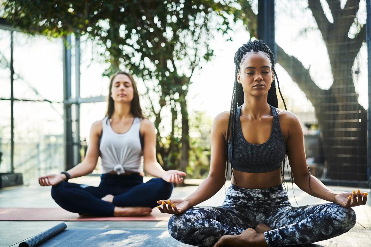 Women on sustainable yoga mats