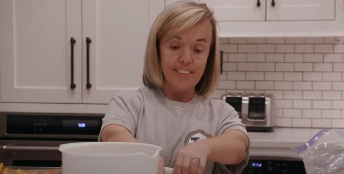 Amber Johnston cooking on TLC's '7 Little Johnstons'.