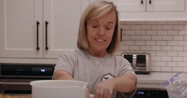Amber Johnston cooking on TLC's '7 Little Johnstons'.