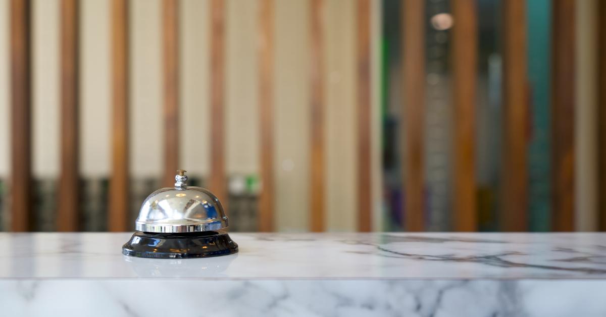 hotel-guest-tries-bullying-front-desk-clerk-for-a-second-room