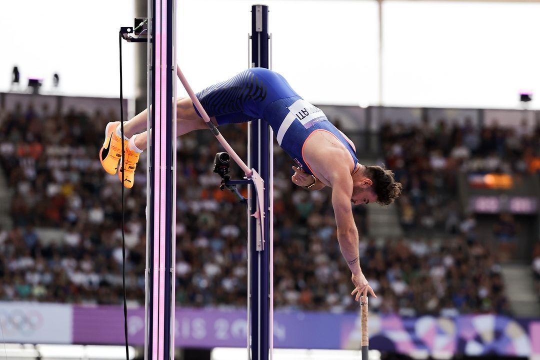 Anthony Ammirati pole vaulting.