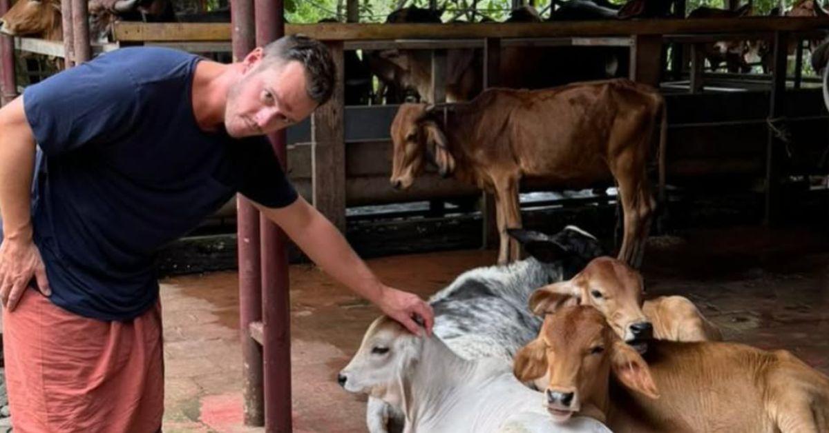 Jonathan Toews petting some small cows in India. 