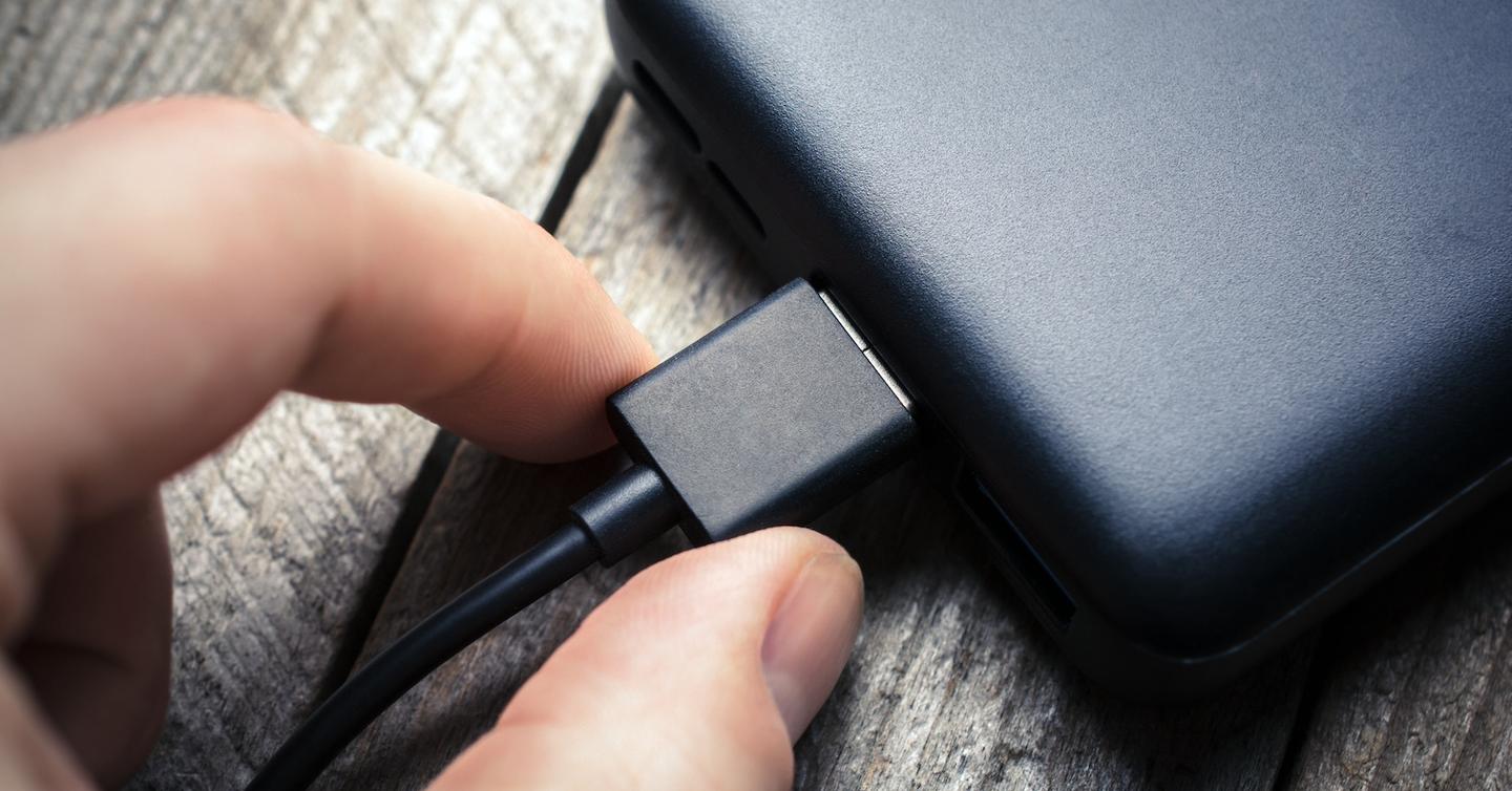 Brother Ruins Sister's External Hard Drive by Not Ejecting It