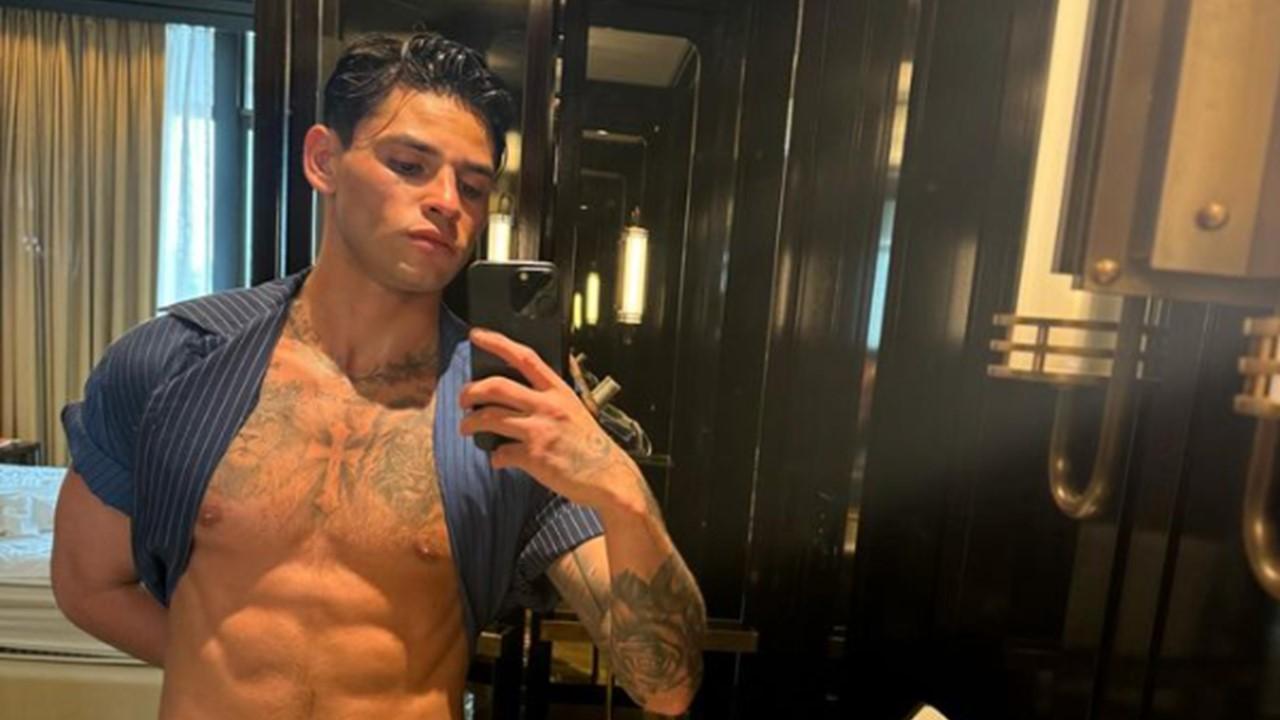 Ryan Garcia taking a mirror selfie. 