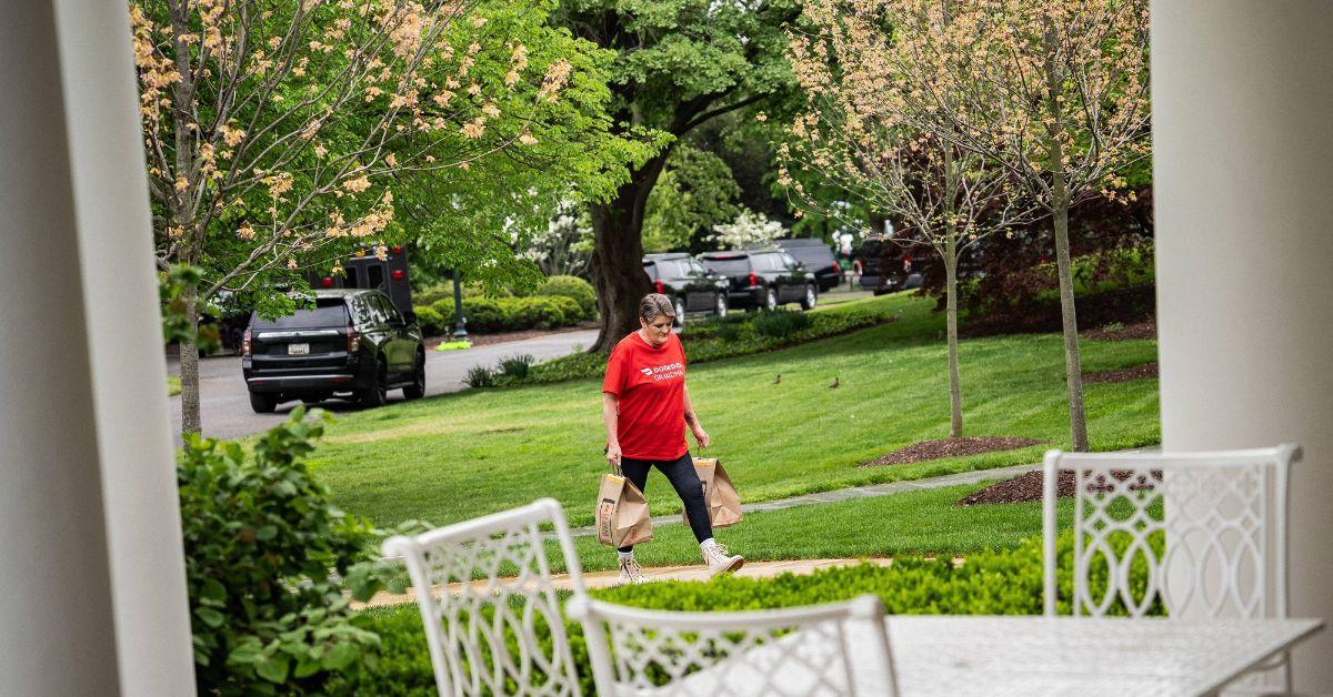 A DoorDash driver making a delivery to the White House. 
