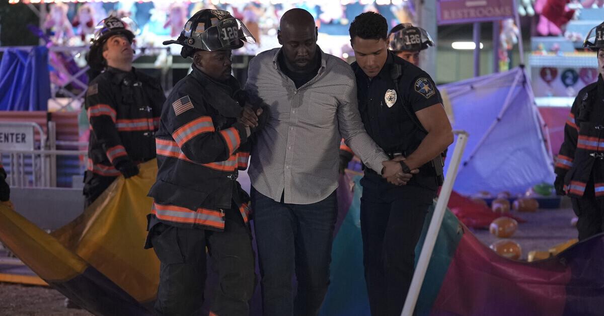 D.B. Woodside (center) as Trevor in '9-1-1: Lone Star.'