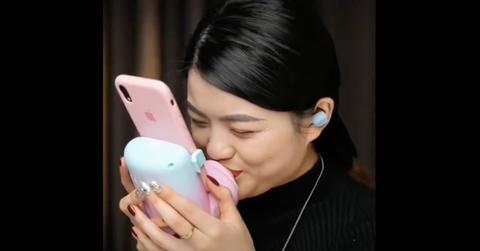 Long-distance kissing device