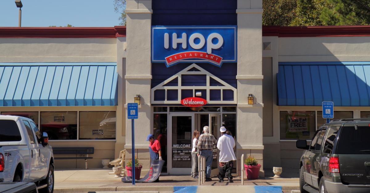 People going into an IHOP restaurant