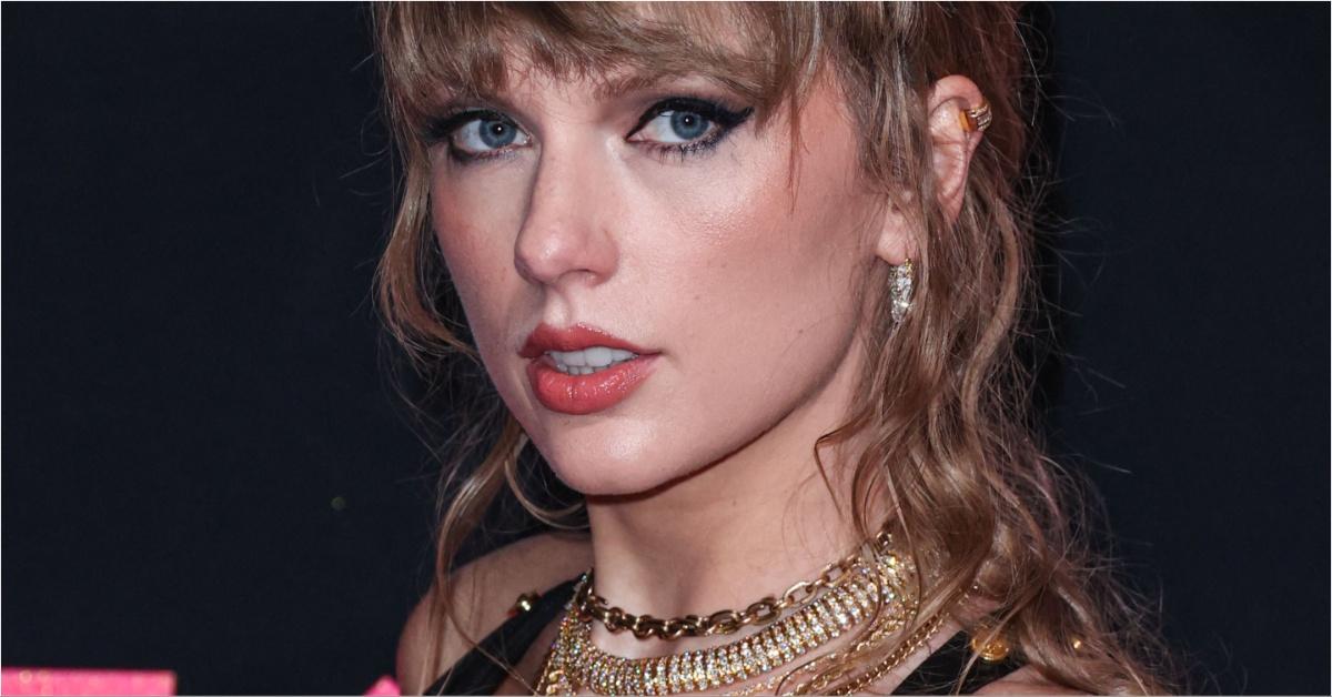 Taylor Swift close up photo of her wearing a lot of necklaces