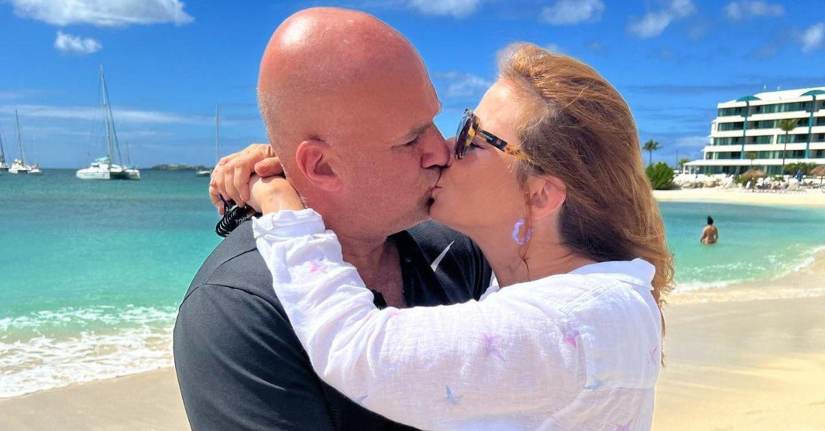 (l-r): Gary Brody and Jill Zarin kissing on the beach.