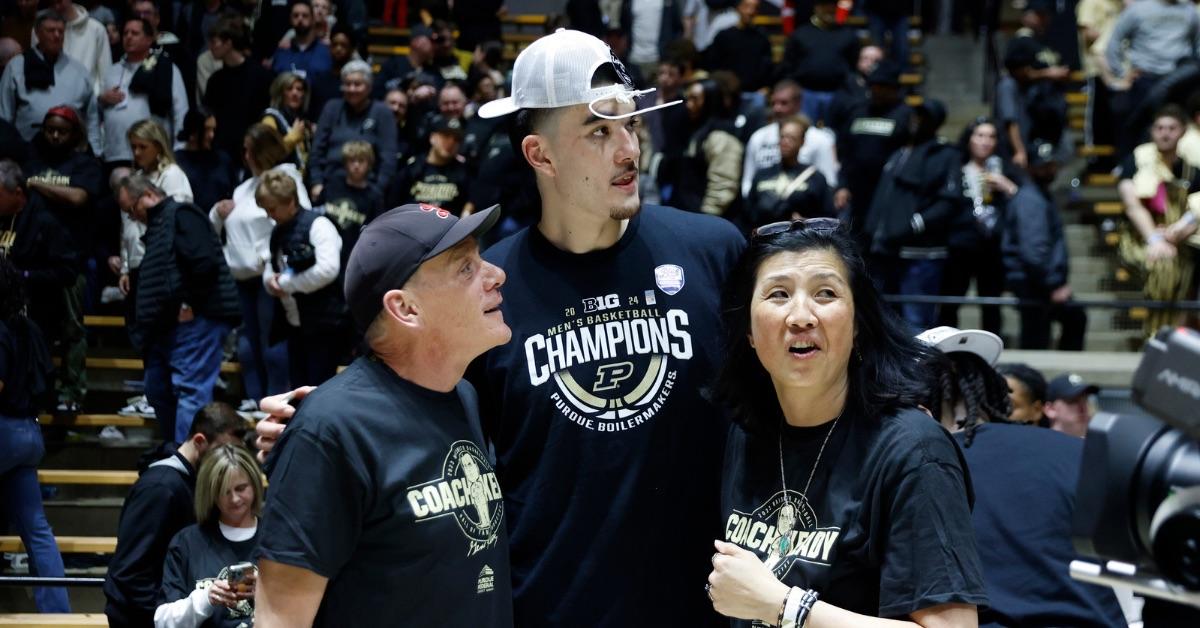 Zach Edey with his parents following a 2023 basketball game. 