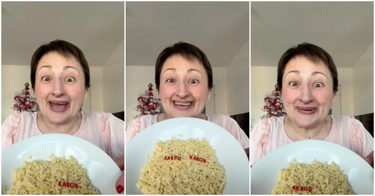 Floflo spells out "kakou kakou" in ramen noodles.