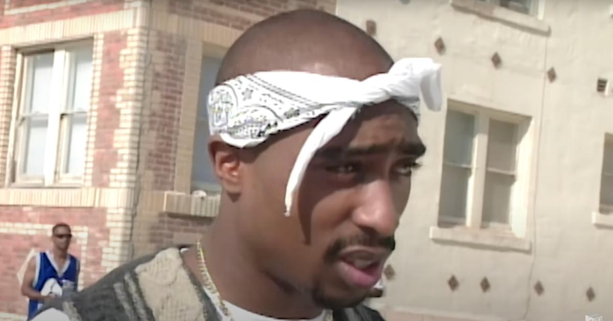 TUPAC SHAKUR Bandana Rouge et blanc porté par l'artiste.…