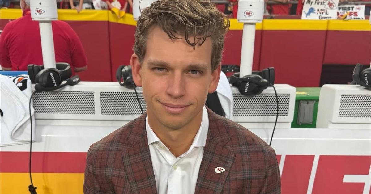 Derek Green on the sidelines of a Chiefs game.