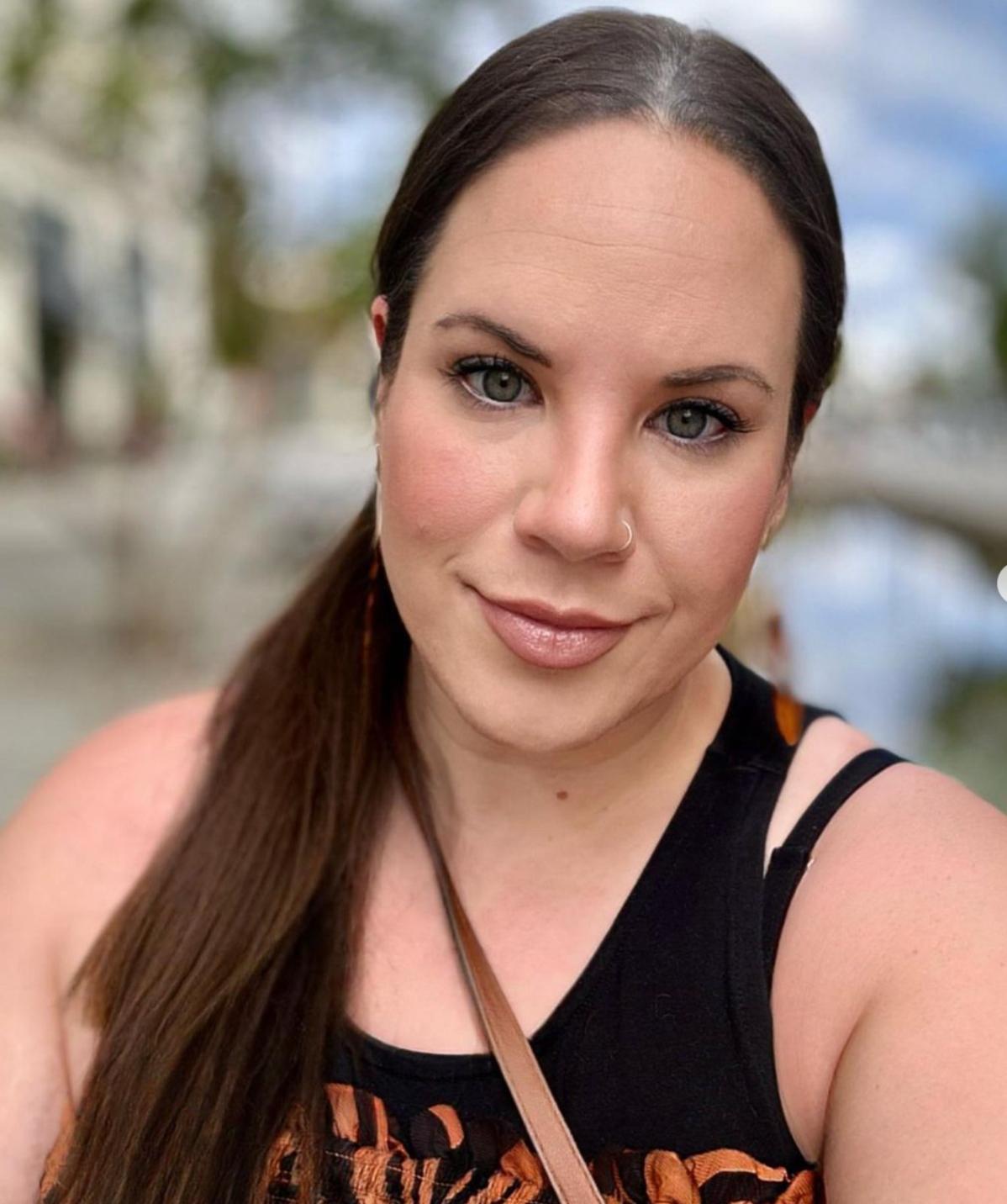 Whitney Way Thore in ponytail, selfie